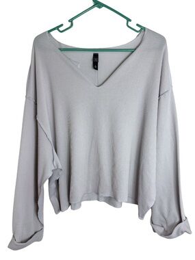 3/$20 Alya Pale Gray Ribbed V-Neck Long Sleeve Oversized Knit Shirt Size Large